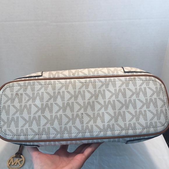 🚫SOLD on Ⓜ️ercari🚫Authentic Michael Kors Purse - Picture 6 of 16